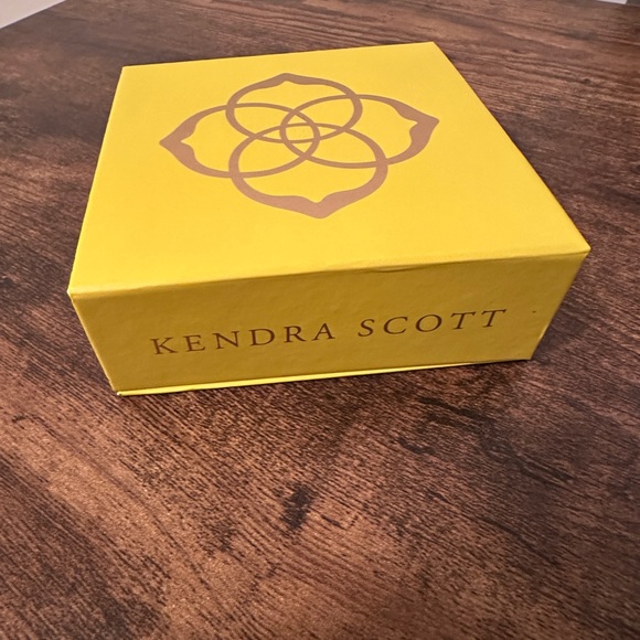 Kendra Scott Elisa necklace - Picture 8 of 8